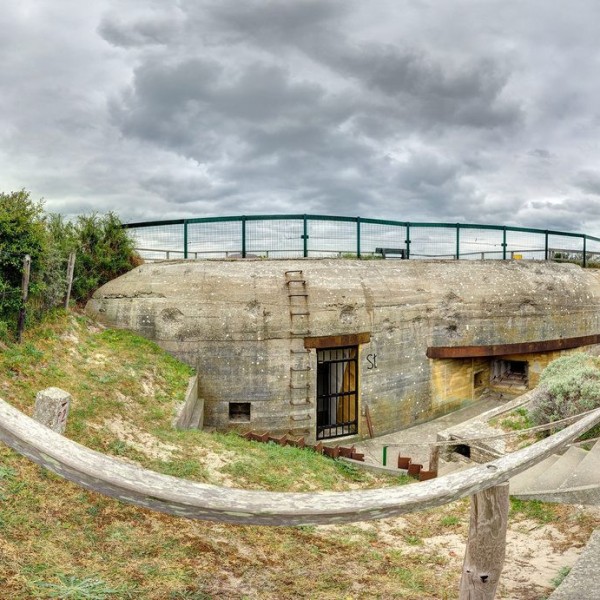 Bovenop het duin ligt de artillerie-observatiebunker type 143 met pantserstalen koepel.