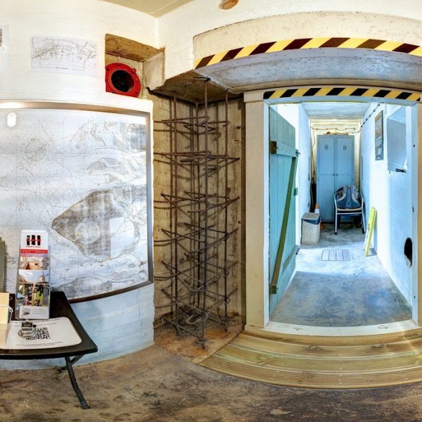 De bunker is niet afgebouwd wat te zien is aan het betonijzer bij een deurkozijn. Het kozijn zelf was niet voorradig en nooit geleverd.