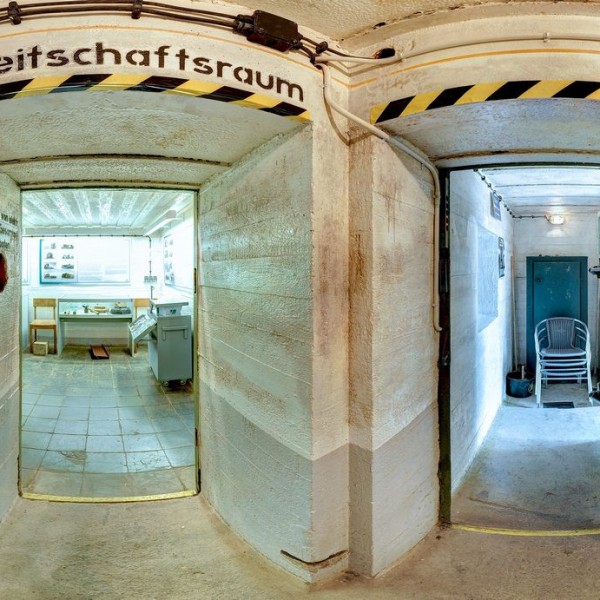 Zicht vanuit de gassluis met twee ingangen, de toegang tot personeelsruimtes en een verrassing in het toilet.