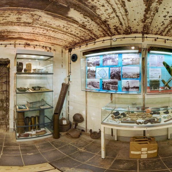 Daardoor is mooi zichtbaar hoe de pantserplaat voor de ingangsverdediging is verwerkt in een tussenmuur.