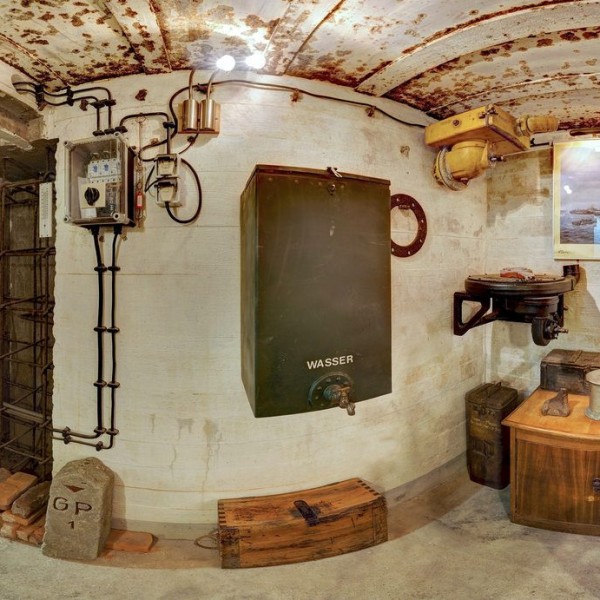 Ook verderop in de bunker missen kozijnen en deuren.