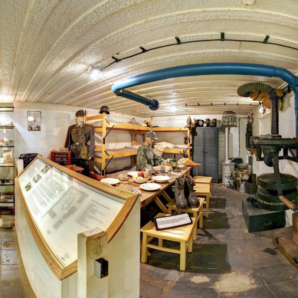 De rechterruimte is geheel teruggebracht in de toestand van de Tweede Wereldoorlog zodat u een beeld krijgt van het dagelijks leven in een bunker.