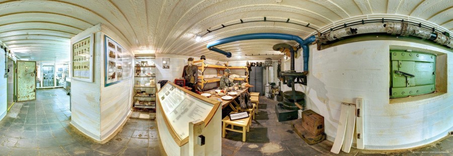 De rechterruimte is geheel teruggebracht in de toestand van de Tweede Wereldoorlog zodat u een beeld krijgt van het dagelijks leven in een bunker.