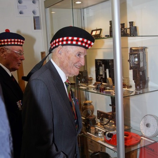 Twee krasse mannen van 91 en 93 jaar bezoeken de communicatiebunker en herkennen Duitse uitrustingsstukken.