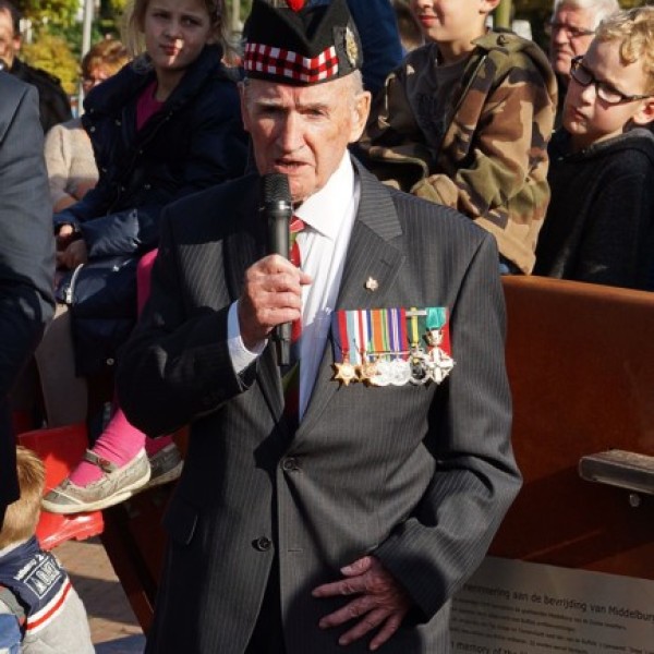 Major Brown houdt een korte toespraak.