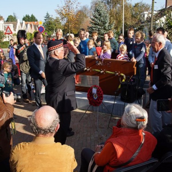 Beide veteranen leggen kransen en brengen de groet.