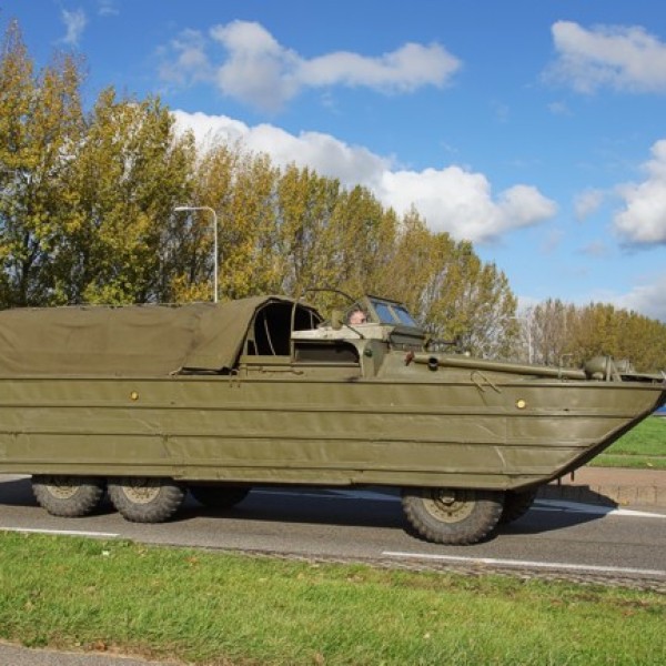 De Dukw is een amfibisch transportvoertuig met wielen.