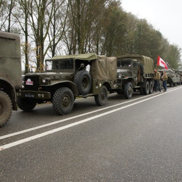 Het was een bonte verzameling van authentieke voertuigen.