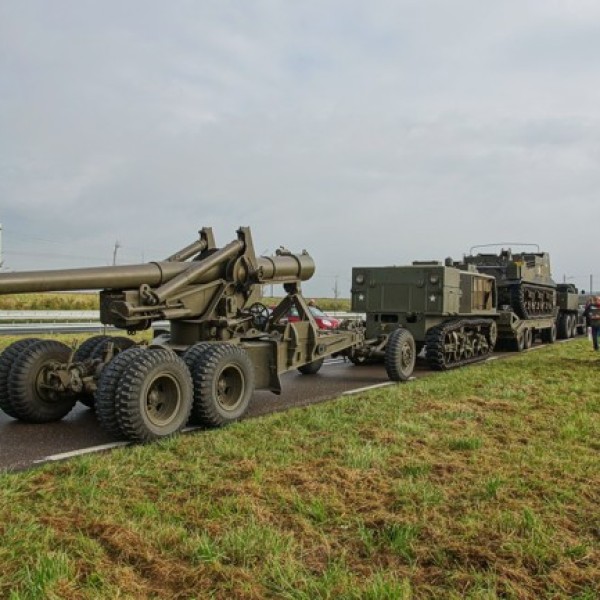 De zware artillerie van de geallieerden bestond onder meer uit deze M1 Long Tom. Het kaliber is 15,5 cm. Hij wordt hier getrokken door een M4 high speed tractor. Deze kanonnen gaven begin november 1944 vanuit Zeeuws-Vlaanderen vuursteun aan de operaties op Walcheren.