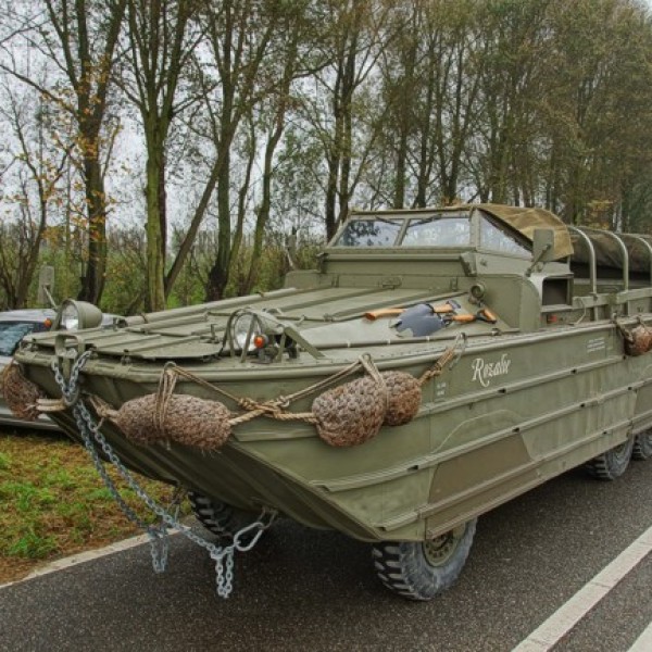 Het voertuig heeft in de periode na de bevrijding van het overstroomde eiland Walcheren onschatbare diensten bewezen. De foto's met vrouwen in klederdracht op Dukw's zijn alom bekend.