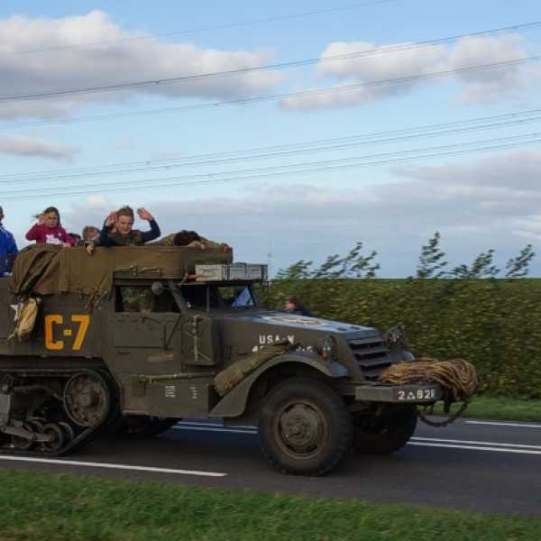 De halftrack heeft een combinatie van wielen en rupsbanden.