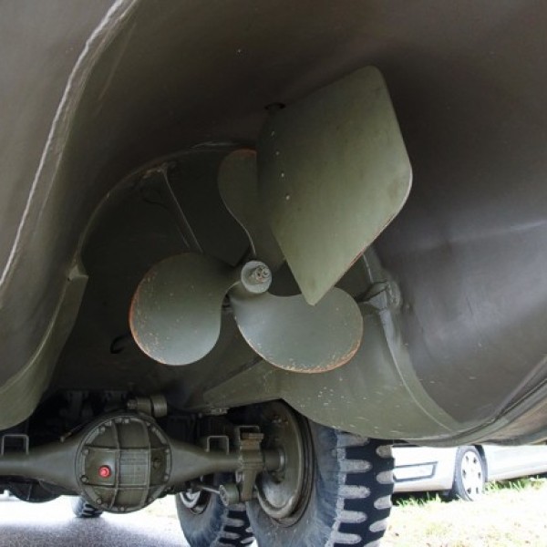 Door de scheepsschroef presteerde de Dukw prima in het water.