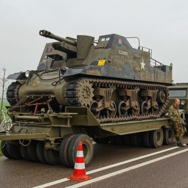 De Sexton is een 25 pounder (houwitser, 87 mm) die gemonteerd is op het onderstel van een Sherman tank.