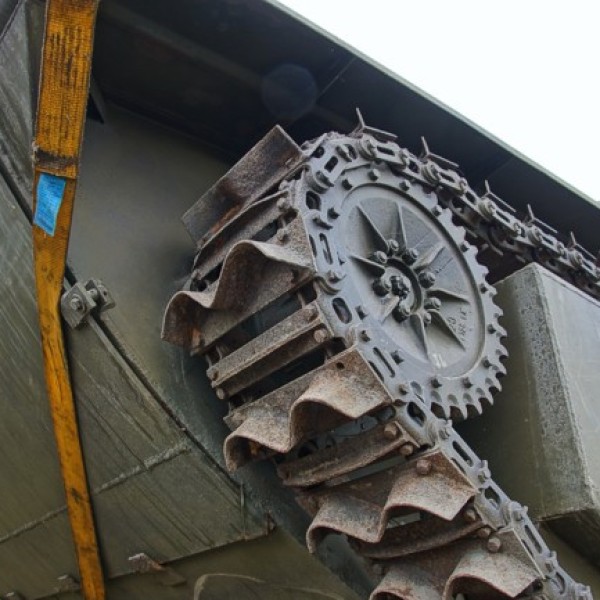 Dit in tegenstelling met de Buffalo die in het water voortbewogen werd met schoepjes die op de tracks zitten.