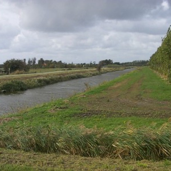 De route komt hier rechts van de gracht uit bij de brug in de Bergweg-Zuidweg.