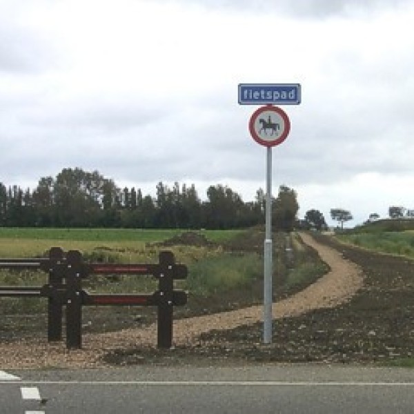 Het is een fietspad en dus geen ruiters.