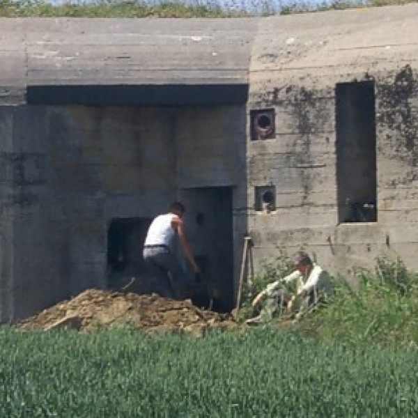 Bij de andere bunker vordert het werk gestaag.