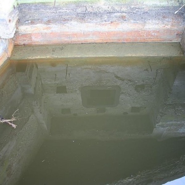 Om redenen van veiligheid is de put weer gevuld met water.