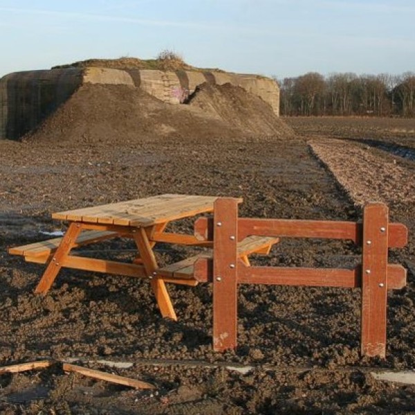 Het zitje tussen de twee bunkers in.
