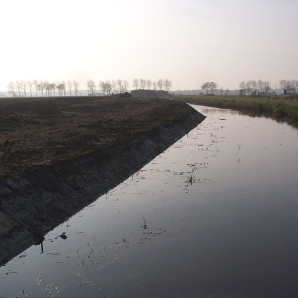 Een tegenlicht opname vanaf de brug in de Zwigtmansweg.