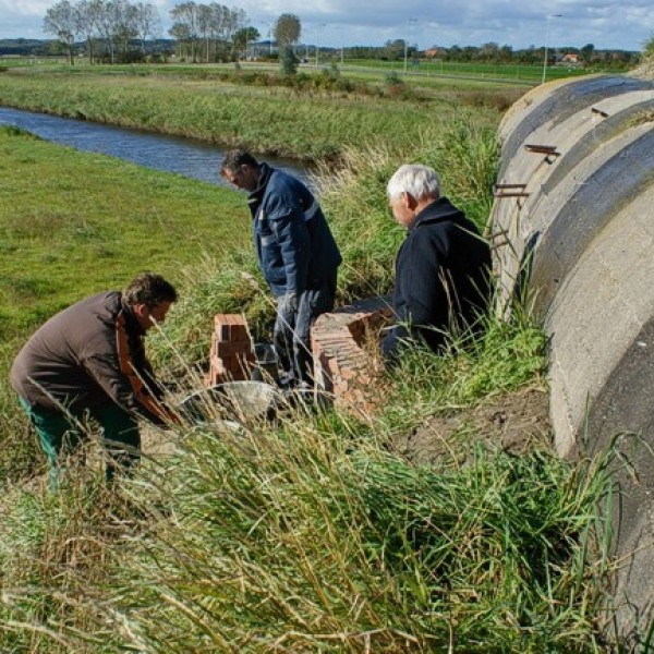 Een vrijwilliger wordt opgeofferd en ingemetseld.