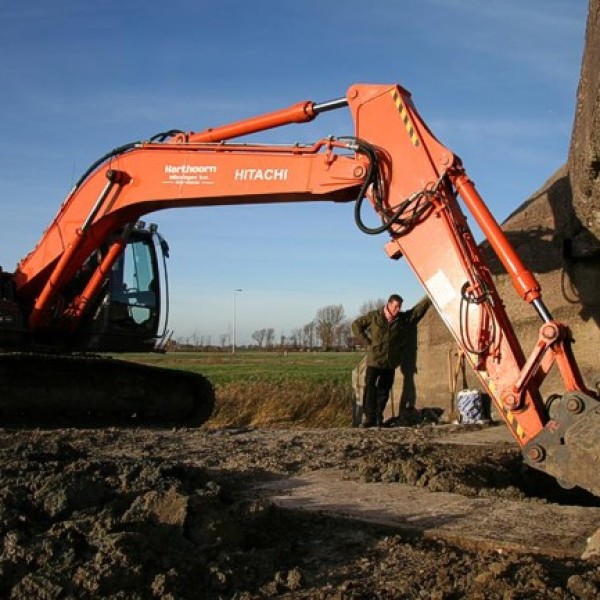Even helpen met de kleine graver.