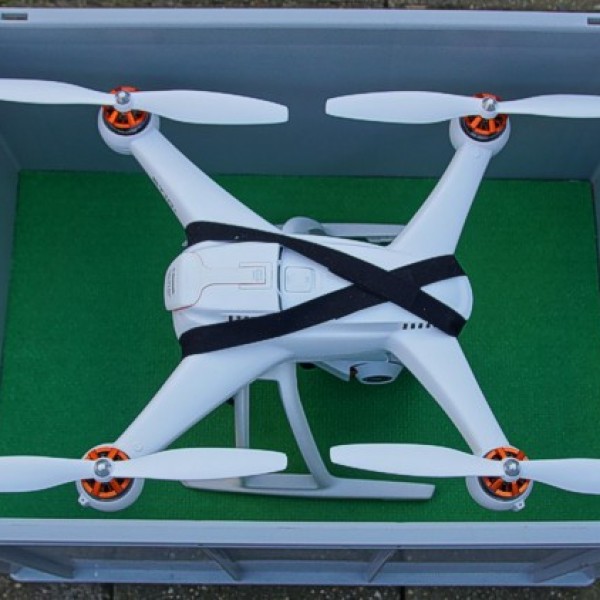 Daarboven staat de vastgebonden drone.