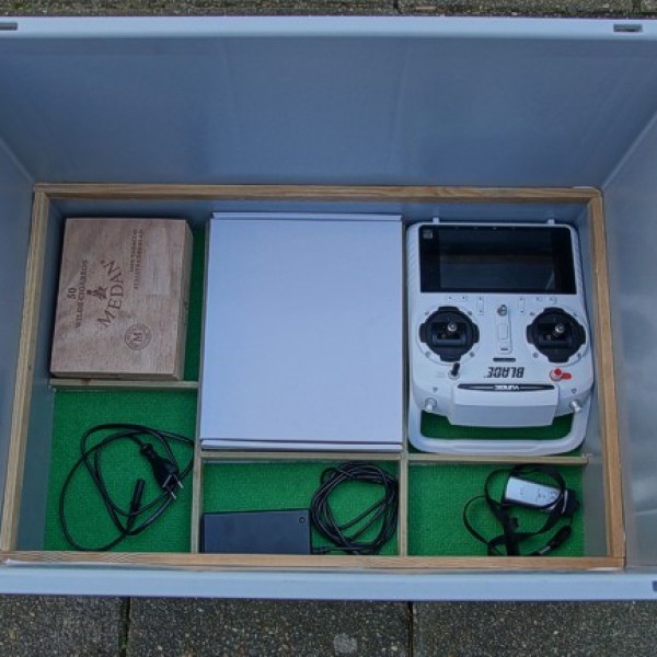 Henk Adriaanse heeft het transport opgelost. Onderin komen de losse delen.