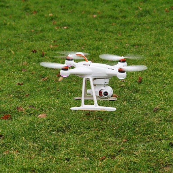 Voor het eerst los van de grond. De vier propellers bieden een stabiel platform voor de HD camera.