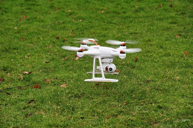 Voor het eerst los van de grond. De vier propellers bieden een stabiel platform voor de HD camera.