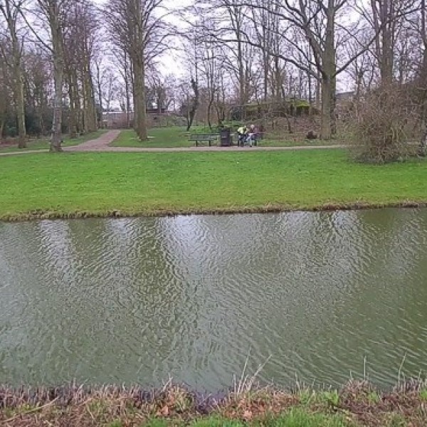 De camera kan ook foto's maken. Deze opname is uit de film geknipt. De gebroeders Wright besturen de drone vanaf het bankje.