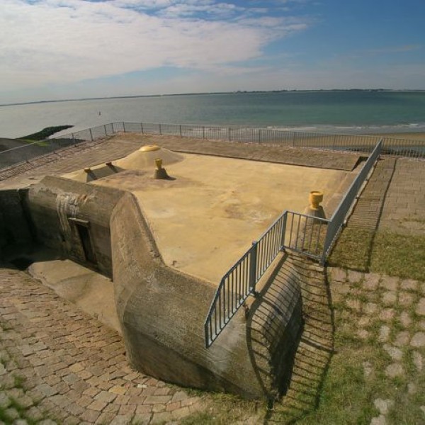 De drone vloog in juli 2020 over de Oranjemolen. Henk Adriaanse was de piloot. Het lage water laat wat resten van tetraeders zien.