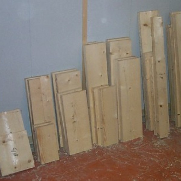 Het hout dat buiten in de Nahkampfscharte terug komt staat hier als bouwpakket gereed.