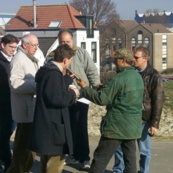 Hier wordt een stukje oud Frans loopgraaf-optiek bestudeerd.