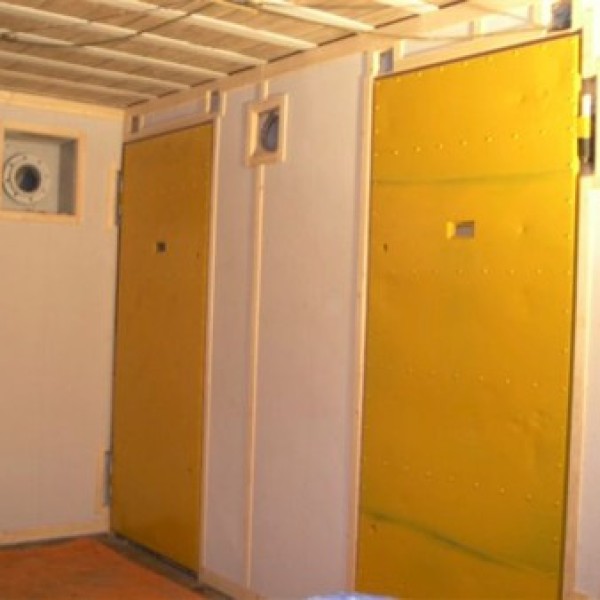 De beide gasdeuren in de Bereitsschaftraum passen precies in de wandbekleding.