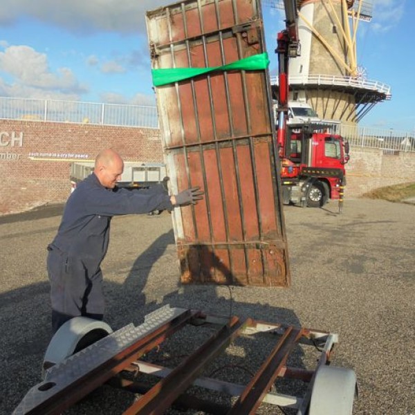 De oude deur wordt afgevoerd.