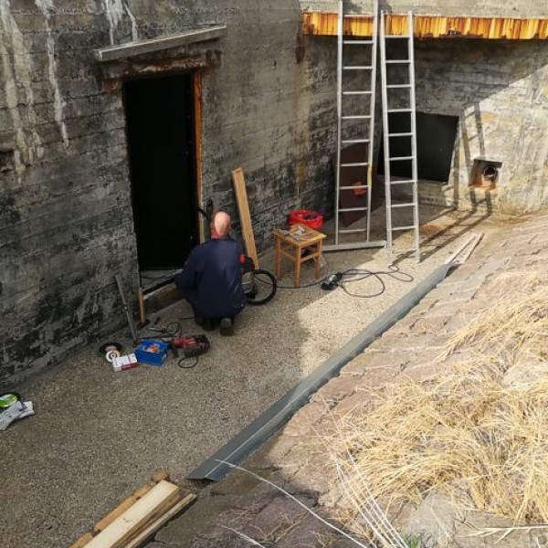 Op 17 september 2019 werd met het plaatsen van het kozijn gestart.