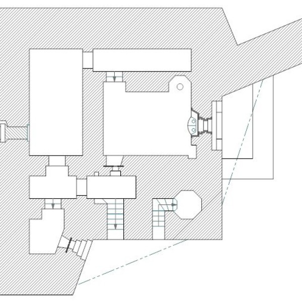 De bunker is voor een gedeelte in spiegelbeeld gebouwd.