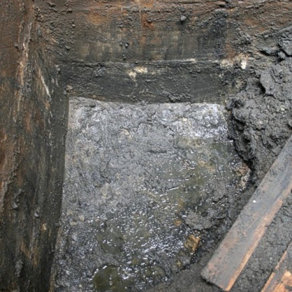 Net als de hulzenput van de 631 langs de Bunkerroute fase 2 bestaat de bodem uit grof gestort beton.