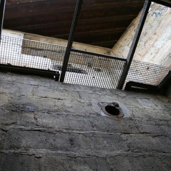 Het is een diepe put gebouwd met Formsteine.