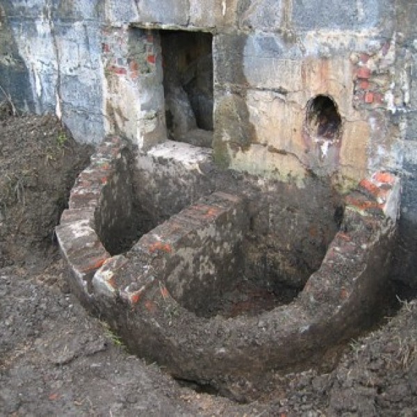 Het fundament voor de nooduitgang is vrijgemaakt.