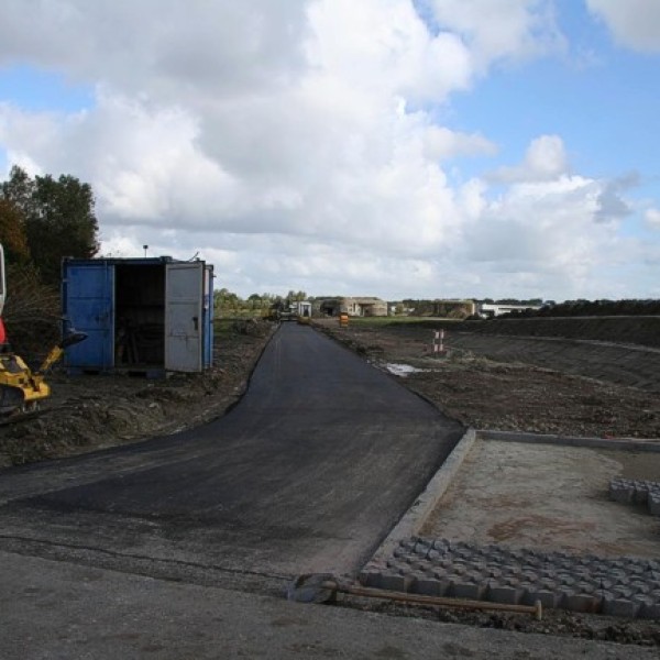 Iets meer ten oosten van de brug over de tankgracht is het beginpunt.