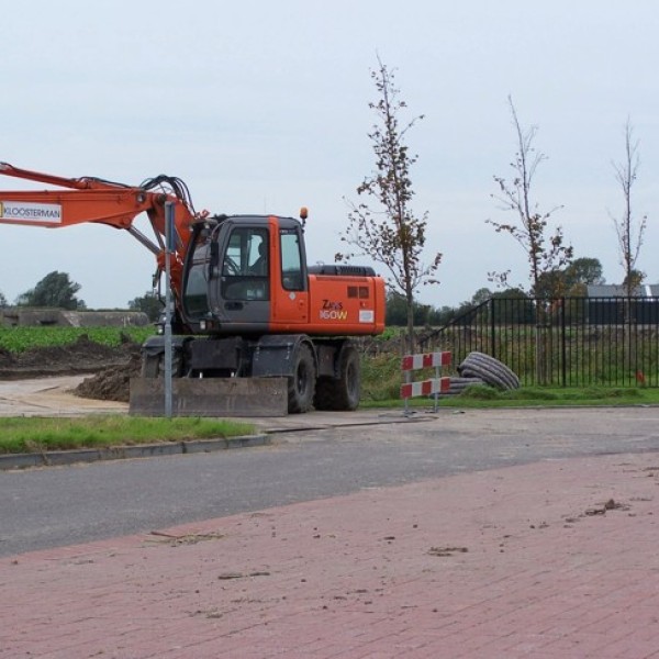 Iets meer ten oosten van de brug over de tankgracht is het beginpunt.