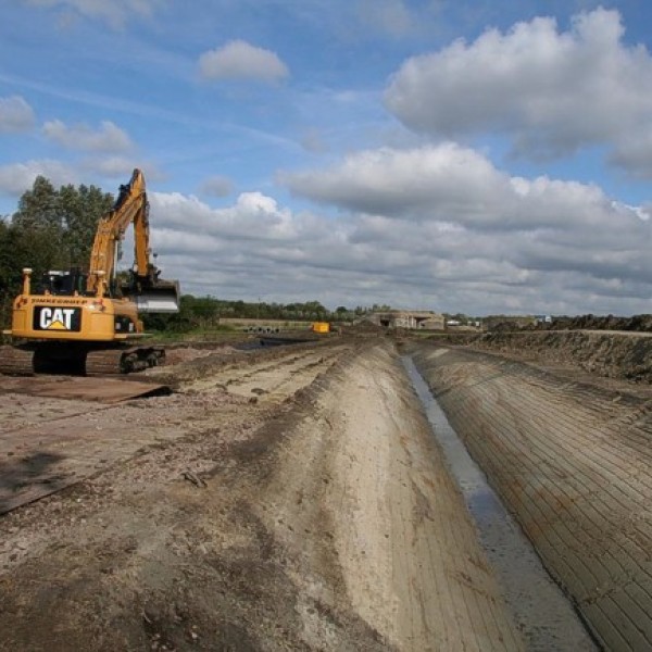 De grond uit het pad en uit een nieuw gegraven sloot ter afscheiding van de akker rechts.