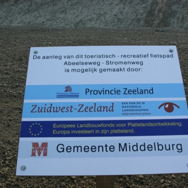 Het kleine sponsorbordje.