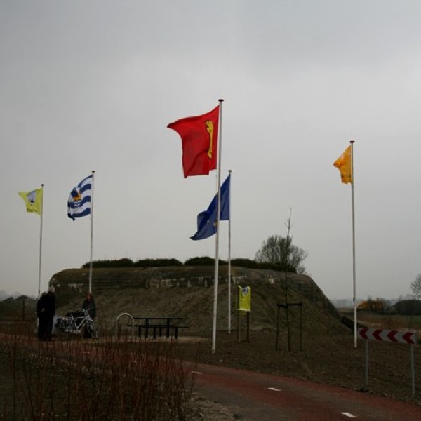 Links wappert de vlag van de stichting.