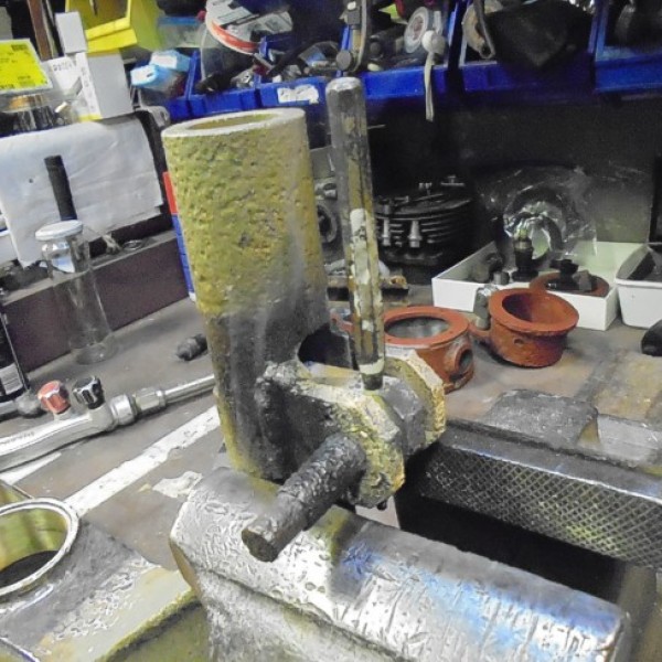 Eerst warm stoken, dan de borgpen eruit.