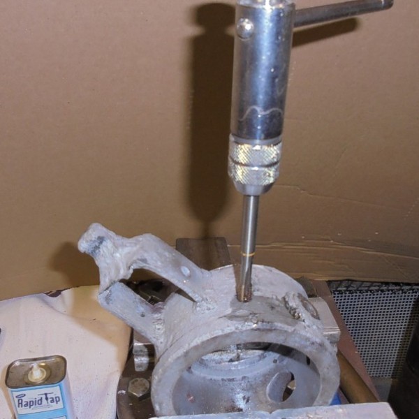 Met de tap krijgt het gaatje schroefdraad.