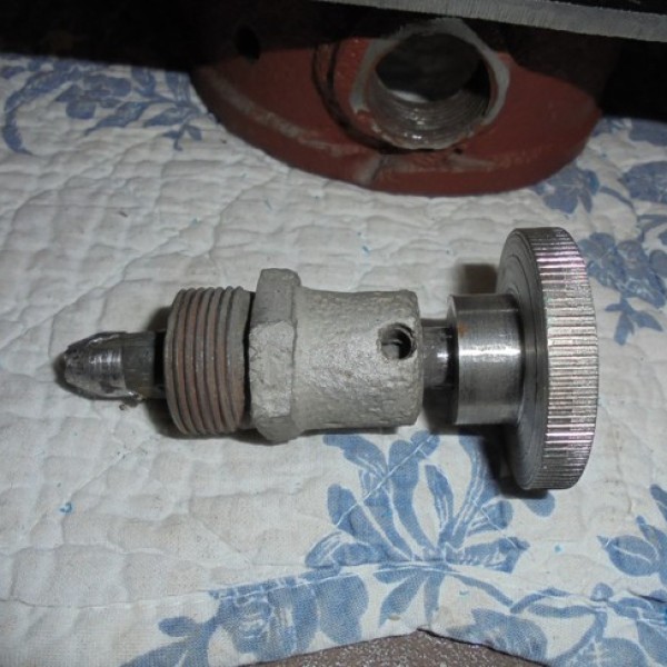 Een nieuw kartelwieltje wordt van een gat voorzien.