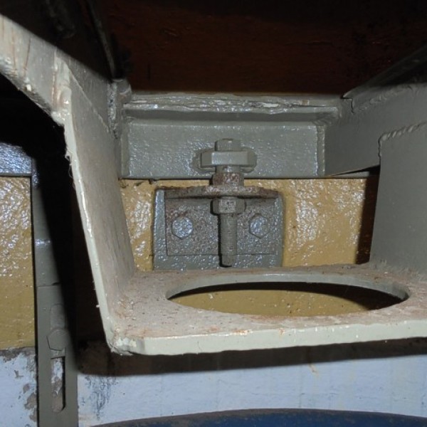 Een stelbout om de vloer waterpas te kunnen stellen.